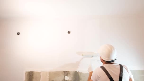 Reparador Uniforme Pinta Una Pared Edificio Nuevo Apartamento Pintura Pared — Vídeos de Stock
