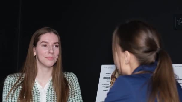 医者の診察 若い美少女は現代のオフィスでトライコロジストの医者と相談する 満足した患者 — ストック動画
