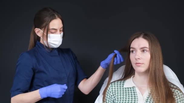 Огляд Консультація Дерматолога Лікування Структура Волосся Молодого Пацієнта Салоні Краси — стокове відео
