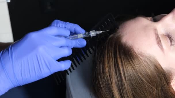 Professional Treatment Hair Loss Clinic Trichologist Gives Woman Injection Hair — Stockvideo