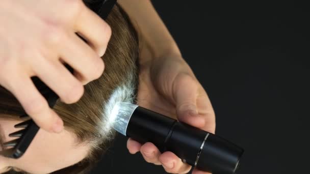 Vertical Video Examination Patients Scalp Trichologist Using Flashlight Comb Beauty — Stockvideo