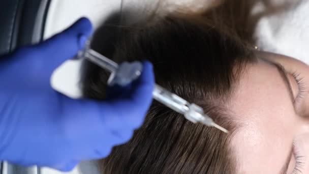 Trichologist Gloves Gives Patient Injections Treatment Scalp Problems Injections Hair — Stok video