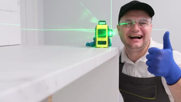 安全眼镜上满意的工匠手持电子测量装置 建筑的电子水平 — 图库视频影像