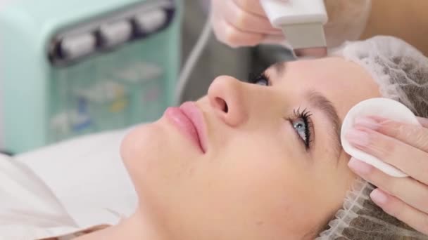 Arts Cosmetoloog Maakt Ultrasone Reiniging Van Gezichtshuid Van Een Mooie — Stockvideo