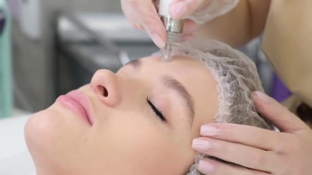 面部皮肤护理 在一家化妆品温泉诊所接受水磨石面部剥皮的妇女的特写镜头 — 图库视频影像