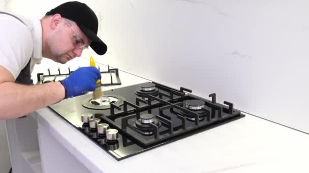 Professional Craftsman Installs Gas Stove Beautiful White Kitchen Installation Modern — Αρχείο Βίντεο