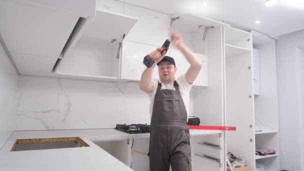 Insanely Cheerful Kitchen Furniture Installer Dances Work Tools Happy Employee — стоковое видео