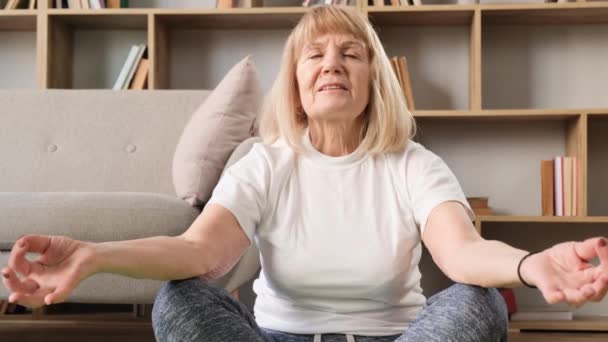 Senior Kvinna Mediterar Sittande Golvet Hemma Hon Fokuserad Och Avslappnad — Stockvideo