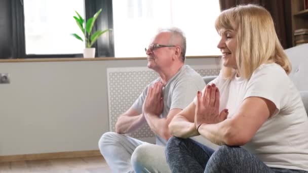 Senioren Meditieren Hause Auf Dem Fußboden Sitzend Übungen Hause Anwendung — Stockvideo