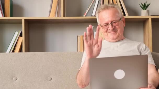 Een Grijsharige Grootvader Met Amerikaanse Uitstraling Communiceert Videogesprekken Met Een — Stockvideo