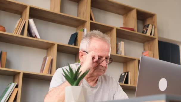 Vermoeide Grootvader Werkt Laptop Hij Heeft Hoofdpijn Hij Knuffelt Zijn — Stockvideo