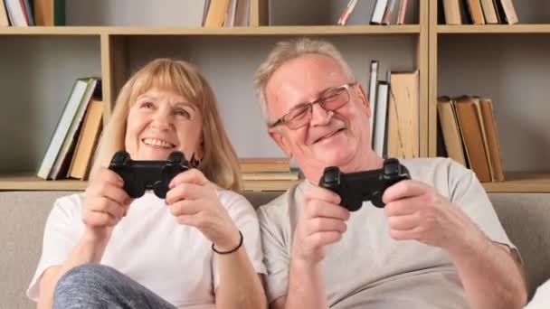 Счастливая Пара Пенсии Играющая Игры Джойстиком Пожилая Пара Очарованная Игрой — стоковое видео