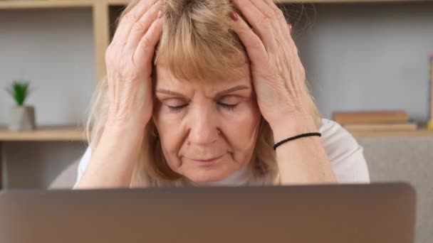 Крупный План Портрета Бабушки Работающей Ноутбуком Страдающей Головной Болью Мигрени — стоковое видео