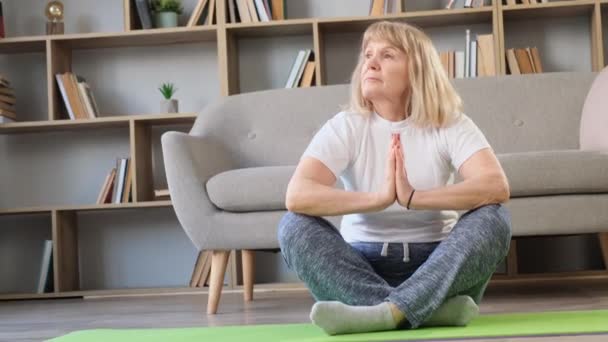 Amerikalı Büyükannem Evde Oturma Odasında Yoga Egzersizleri Yapıyor Sabah Meditasyonu — Stok video