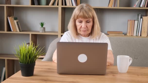 Красивая Американская Бабушка Сидит Ноутбуком Болит Голова Уставший Пенсионер Компьютером — стоковое видео