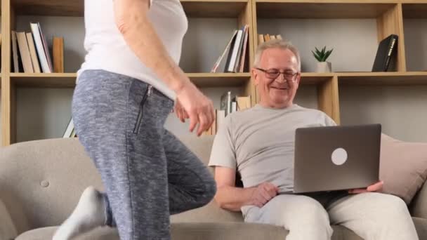 Ηλικιωμένο Ηλικιωμένο Ζευγάρι Αγκαλιάζει Γελάει Χρησιμοποιεί Φορητό Υπολογιστή Γιαγιά Και — Αρχείο Βίντεο