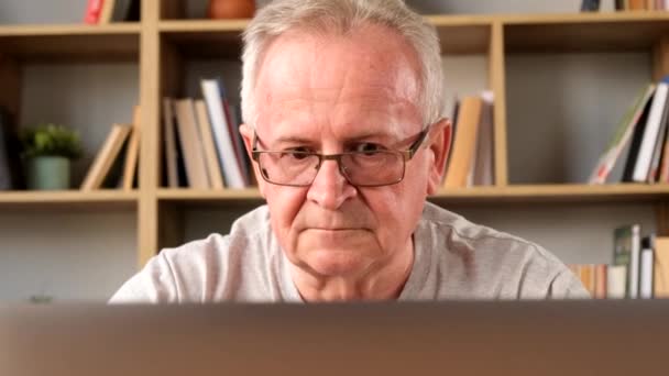 Porträt Eines Müden Großvaters Der Kopfschmerzen Hat Und Computer Arbeitet — Stockvideo