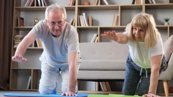 Großeltern Beim Turnen Und Yoga Hause Wohnzimmer Sonniger Morgen Gesunder — Stockvideo