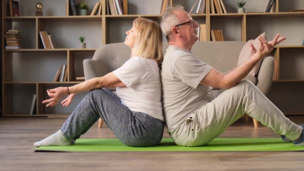 Mormor Och Morfar Mediterar När Sitter Träningsmattor Yoga Övningar Hälsosam — Stockvideo
