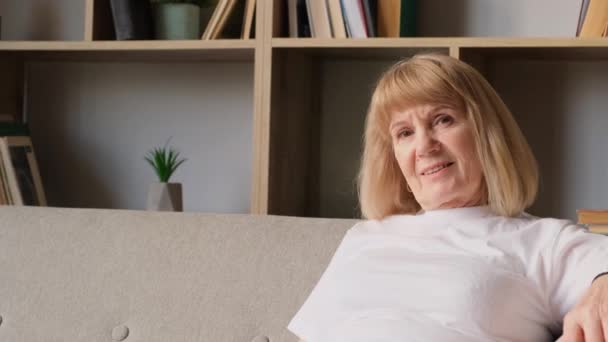 Μια Όμορφη Αμερικανίδα Γιαγιά Κάθεται Στον Καναπέ Και Ξεκουράζεται Πορτρέτο — Αρχείο Βίντεο