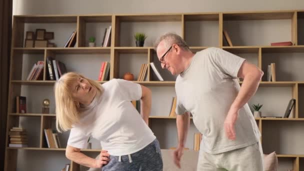 グランドマスはフィットネス中に痛みます 老夫婦は朝の練習をする 腰と背骨の痛み — ストック動画