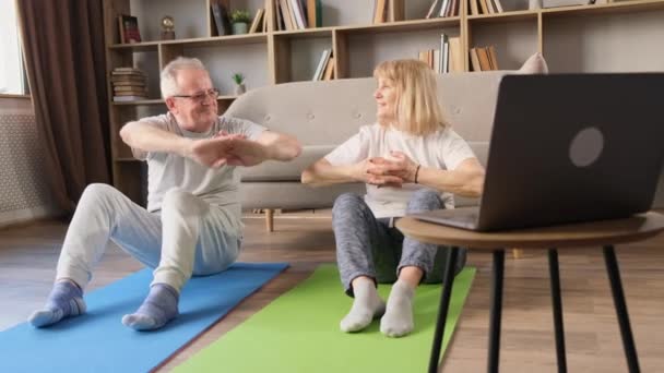 Aktywna Para Starszych Robi Ćwiczenia Rozciągające Oglądanie Ćwiczeń Laptopie Salonie — Wideo stockowe