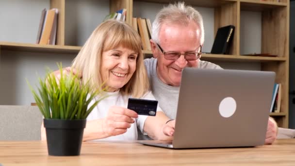 Casal Aposentado Faz Compras Através Pagamento Sem Dinheiro Compras Internet — Vídeo de Stock