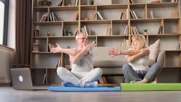 Yaşlı Insanlar Evde Yerde Oturarak Meditasyon Yapıyorlar Antrenman Sırasında Odaklanıyorlar — Stok video