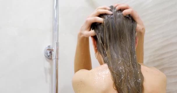 Een Jonge Vrouw Neemt Een Douche Badkamer Masseert Het Haar — Stockvideo