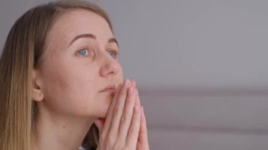 Depresyonda olan bir kadının yüzüne yakın çekim, psikolojik sorunları var, endişeli hissediyor. Üzgün, yalnız kadın..