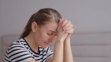 Depresyondaki genç bir kadının portresi. Psikolojik sorun endişeli, üzgün, hayal kırıklığına uğramış yalnız bir kadın..