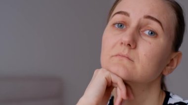 Baş ağrısı çeken, üzgün, mutsuz ya da hayal kırıklığına uğramış genç bir sarışının yakın çekimi gösteriliyor. Hayat sorunları kavramı tasvir edilmiştir..