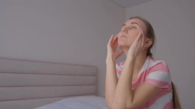 Genç bir kadının istenmeyen hamileliği nedeniyle psikolojik sorunları var. Yorgun ve endişeli hissediyor. Depresyon, akıl sağlığı sorunları ve kırık bir kalp..