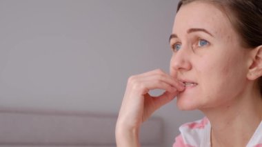 Tırnaklarını yiyen gergin bir kadının portresi üzgün, mutsuz ve endişeli. Hamilelik sırasında panik ataklar
