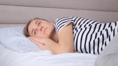 Avrupalı bir kadın iş yorgunluğundan dolayı uykusuzluk çekiyor. Kadın yorgun, bunalımda..
