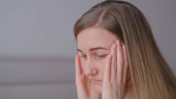 Zbliżenie Kobiety Problemami Psychologicznymi Uczucie Niepokoju Sfrustrowana Samotna Kobieta Depresji — Wideo stockowe
