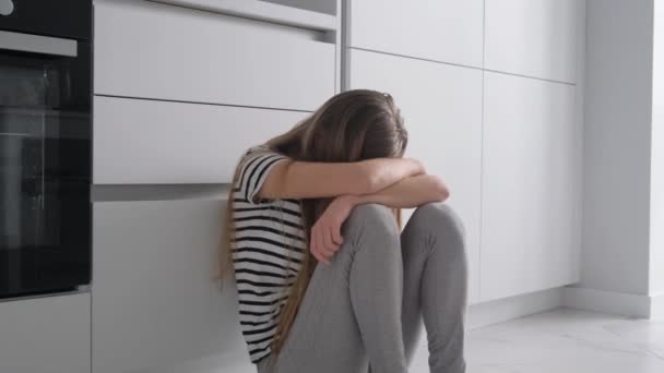 Κουρασμένη Νεαρή Γυναίκα Που Κάθεται Στο Πάτωμα Στο Δωμάτιο Της — Αρχείο Βίντεο