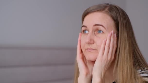 Seorang Wanita Dengan Masalah Psikologis Memiliki Perasaan Gelisah Sedih Mengecewakan — Stok Video