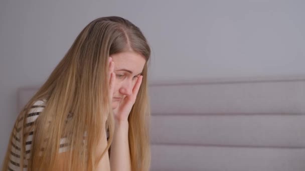 Kadın Umutsuz Kendine Güveni Düşük Hissediyor Sarışınların Karartıcı Hali Panik — Stok video