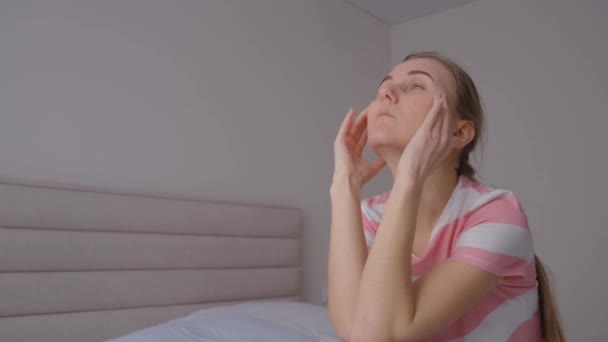 一个年轻女人由于意外怀孕 感到疲倦 精神健康问题和伤心而有心理问题 — 图库视频影像