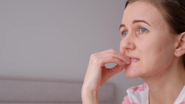 Portrét Nervózní Ženy Která Kouše Nehty Rozrušená Nešťastná Úzkostlivá Panické — Stock video