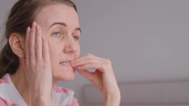 Μια Νεαρή Γυναίκα Που Τρώει Νύχια Της Είναι Νευρική Κατάθλιψη — Αρχείο Βίντεο