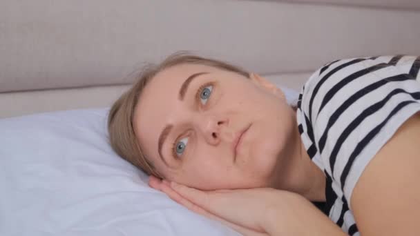 Europeiska Kvinnan Ligger Sängen Grund Trötthet Från Arbetet Hon Har — Stockvideo