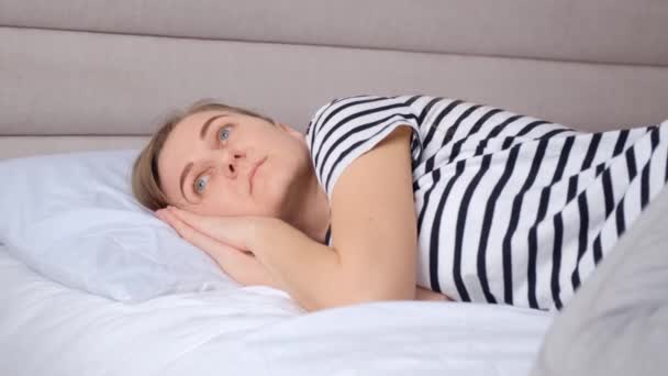 Europese Vrouw Ligt Bed Vanwege Vermoeidheid Van Het Werk Slapeloosheid — Stockvideo
