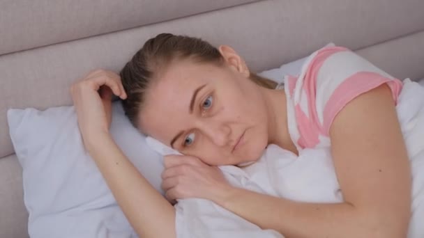 一个女人有失眠 她很担心 很紧张 幼儿时期的健康问题 — 图库视频影像