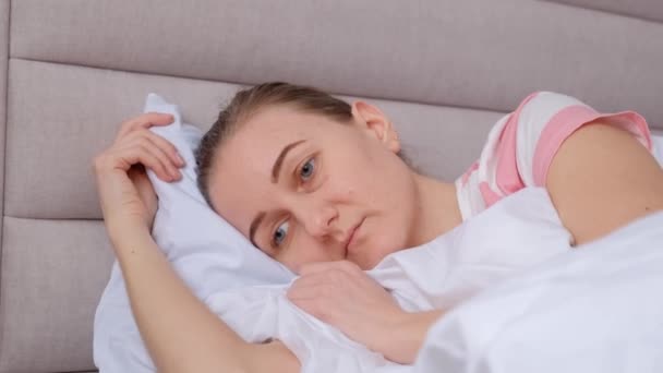 心烦意乱的女人无法入睡 难以入睡 一个年轻女人的焦虑和抑郁状态 — 图库视频影像