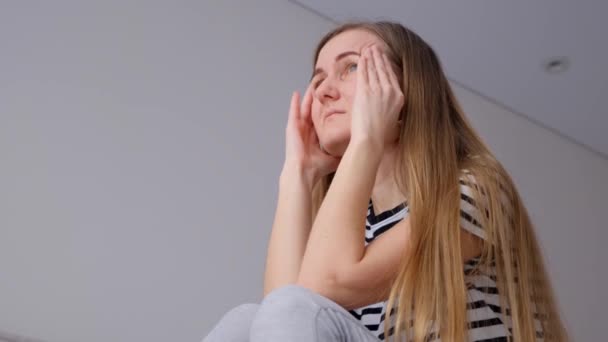 Μια Γυναίκα Ανησυχεί Μια Κατάσταση Άγχους Έχει Πονοκέφαλο Προβλήματα Υγείας — Αρχείο Βίντεο