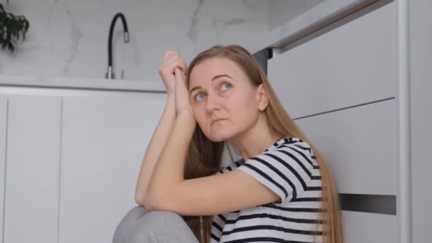 Avrupa Görünümlü Yorgun Bir Kadın Mutfakta Yerde Oturur Dinlenir Depresyon — Stok video