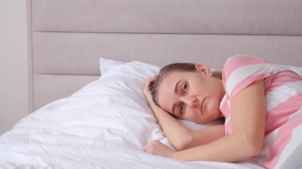 Θλιβερή Γυναίκα Ξαπλωμένη Στο Κρεβάτι Υποφέρει Από Αϋπνία Υψηλής Ποιότητας — Αρχείο Βίντεο