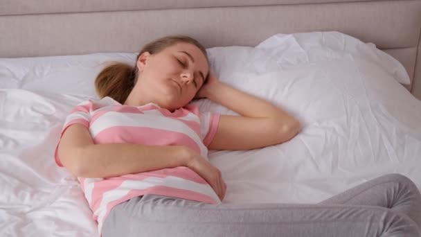 一个情绪低落的女人因为失眠而睡不着觉 患失眠的抑郁妇女躺在床上 4K视频 — 图库视频影像